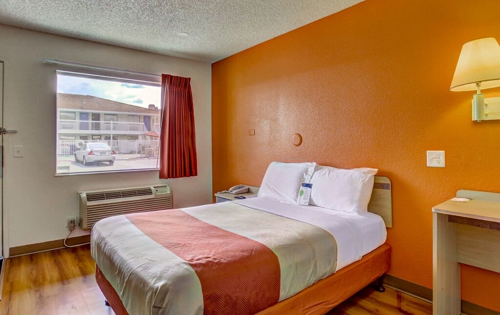 Hotel 6-medford, Or - North Medford